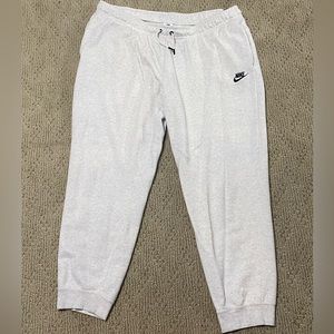 BNWOT women’s Nike sweatpants light grey